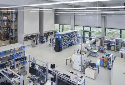 Alle an den Hänel Rotomat® Lagerlifte kommissionierten Aufträge werden der unmittelbar angrenzenden Produktion bereitgestellt.