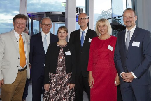 6-attocube-eroeffnung-gruppenbild.jpg