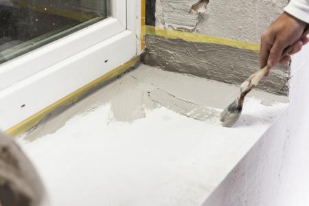 Von Grund auf besser: Im Zuge der Gebäudesanierung lässt das Berliner Wohnungsunternehmen Märkische Scholle bis 2020 die Fenster von insgesamt rund 1000 Wohnungen gegen neue Energiespar-Modelle auswechseln. Dabei werden die Wandbildner im Bereich des Fensterbank-Auflagers sowie der Laibungen gegen Feuchtigkeitseintrag fachgerecht geschützt. (Foto: Caparol Farben Lacke Bautenschutz/Sergey Kleptcha)