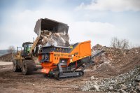 ARJES COMPAKTOR 300 beim zerkleinern von Bau- und Abbruchabfällen