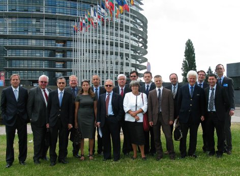 EUROM 1 Mitglieder vor dem Europäischen Parlament in Straßburg.jpg