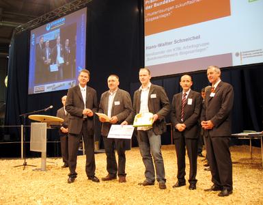 Staatssekretär Gerd Müller, Alfons und Frank Kisfeld, Andreas Schütte (FNR), Thomas Jungbluth (KTBL)