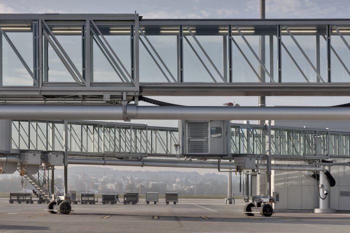tkE_passenger_boarding_bridge_Zurich_Airport.JPG