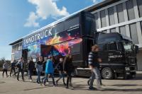 Der InnoTruck des Bundesforschungsministeriums informiert am Nürnberger Martin-Behaim-Gymnasium mit einer mobilen Ausstellung über die Bedeutung technischer Innovationen. © BMBF-Initiative InnoTruck / FLAD & FLAD Communication GmbH 