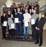 IHK-Präsident Klaus Olbricht (3. Reihe l.) und IHK-Geschäftsführer Berufsbildung Uwe Dalichow, (r.) übergeben in der IHK Magdeburg Weiterbildungsstipendien an junge Berufseinsteiger, Foto: IHK Magdeburg IHK-Präsident Klaus Olbricht (3. Reihe l.) und IHK-Geschäftsführer Berufsbildung Uwe Dalichow, (r.) übergeben in der IHK Magdeburg Weiterbildungsstipendien an junge Berufseinsteiger, Foto: IHK Magdeburg