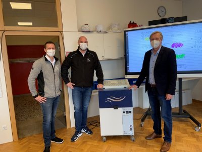 In der Schönstätter Marienschule kann dank des Einsatzes der TEKA-Luftreiniger aufgeatmet werden. Über die virenfreie Raumluft freuen sich (v.l.) Thorsten Fischedick (TEKA), Simon Telöken (TEKA) und der Schulleiter Michael Grevenbrock.