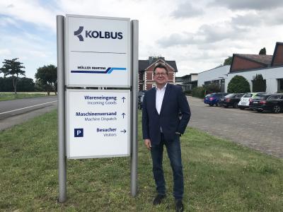 Kolbus Geschäftsführer Wilfried Kröger setzt Zeichen und startet mit der Umsetzung des neuen Markenlogos auf dem Firmengelände.