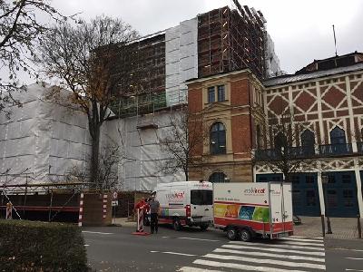 Anlieferung der mobilen Wärmekomponenten von mobiheat zur effizienten Beheizung der "Fassadenbaustelle" über die Wintermonate 20017/2018. Die mobile und kompakte Heizzentrale MH300F als Anhänger wurde einfach an einer zentralen Stelle zu den Fassadenabschnitten aufgestellt (Foto: mobiheat)