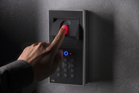 Die INTUS 1600PS-Handvenenerkennung integriert in das Wanzl Galaxy Gate zur Personenvereinzelung innerhalb eines vernetzten Schutzsystems im Unternehmen