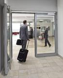 Zweiflügeliger Türschließer im Einsatz. Für mehr Begehkomfort in stark frequentierten Bereichen, wie zum Beispiel Flughäfen oder Bürogebäuden / Fotos: ASSA ABLOY Sicherheitstechnik GmbH