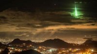 Ein Meteor geht über der südindischen Stadt Mettupalayam nieder (© Prasenjeet Yadav)