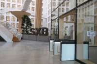 Vereinzelungsanlagen von dormakaba im Foyer von Vattenfall