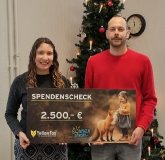 Dr. Dominic Schmiedl bei der Übergabe des Spendenschecks an Anne Rehtanz vom Sonnenstrahl e.V. Bild: YellowFox