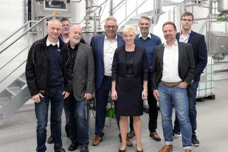 Gründer, Geschäftsführung und Projektbeteiligte in der neuen Anlage für Starterkulturen: Gerhard Wellmann, Geschäftsführer Wellmann Anlagentechnik GmbH, Kristian Rüger, Programmierer Glowienka Automatisierung GmbH, Jörg Glowienka, Geschäftsführer Glowienka Automatisierung GmbH, Gregor Scheffer, geschäftsführender Gesellschafter Meat Cracks Technologie GmbH, Wiebke Deters, Geschäftsführerin MicroTec GmbH, Jörg Groth, geschäftsführender Gesellschafter direct starterculturen GmbH, Thorsten Vogt, Geschäftsführer Wellmann Anlagentechnik GmbH, Philipp Niggemann, Projektleiter Wellmann Anlagentechnik GmbH. (Quelle: Wellmann Engineering / Carsten Hinnah).