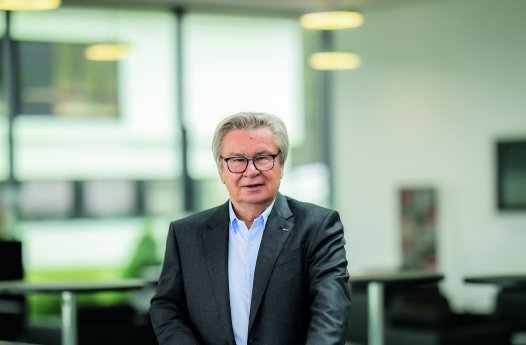 2-Prof.Fischer-Porträt.jpg
