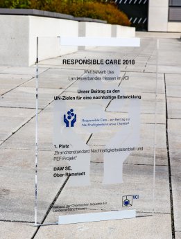 Pressefoto DAW SE - VCI-Responsible Care Preis 2018 - Urkunde.jpg