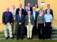 Foto: (HfWU/üke): Die Gründungsmitglieder des Kompetenzzentrums: (1. Reihe v.l.n.r.) Prof. Sigurd Henne, HfWU-Rektor Prof. Dr. Andreas Frey, Prof. Dr. Carola Pekrun, Prof. Dr. Nicole Pfoser und Ralf Walker. 2. Reihe v.l.n.r.: die Bürgermeister Torsten Hooge und Matthias Ruckh, Dieter Schenk (ZinCo), Oberbürgermeister Otmar Heirich, Albrecht Bühler (Verband Garten-, Landschafts- und Sportplatzbau Baden-Württemberg), Dr. Gunter Mann, Präsident Bundesverband GebäudeGrün, Oberste Reihe: Markus Grupp, Landratsamt Esslingen und Claudia Scharr (Geschäftsstelle).