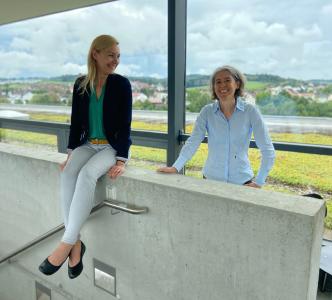 Simone Häussler (l.) und Prof. Dr. Martina Hofmann von der Hochschule Aalen entwickeln innovative Konzepte zum Klimaschutz, Fotohinweis: © Hochschule Aalen | Eva Stengel