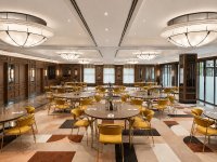 Der Bauhaus Ballroom im Hotel Bristol Berlin mit runden Banketttischen und Konferenzstühlen Lisa von HSBB® – abgestimmt auf das Raumkonzept in Sonnengold und Okapi Walnut.