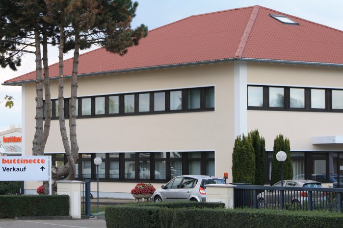 Verwaltungsgebäude mit Luxmetalldach - oben rum ganz leicht Foto LUXMETALL.jpg