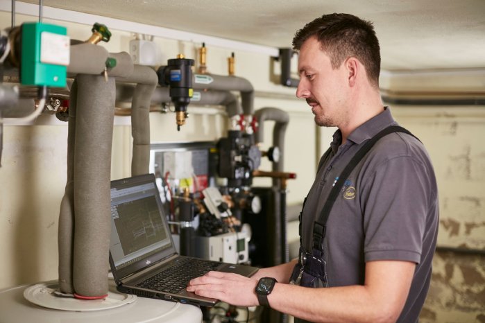 HanseWerk Natur Techniker für Fernwärme überprüft ein Anlage.jpg