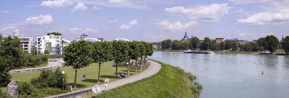 Zum Mannheimer Schloss auf Kurpfälzer Seite wurden in Ludwigshafen am Rhein vis-à-vis drei repräsentative Stadtvillen errichtet, (Foto: Caparol Farben Lacke Bautenschutz/Uwe Keller)