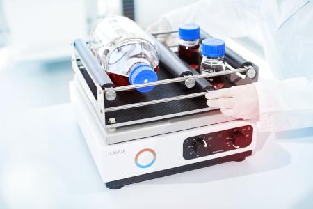 LAUDA Varioshake Schüttelapparate sind robuste Helfer im Labor mit kleinem Platzbedarf. Je nach Modell sind sie mit einer einfach zu bedienenden analogen oder digitalen Steuerung ausgestattet