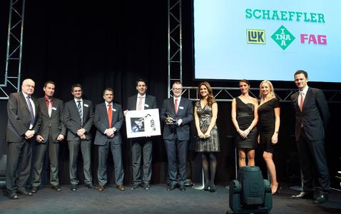 Günther Bachmann (l.), Vorstand Technologie und Produktion, und Timo Rickermann (r.), Leiter Zentraler Einkauf (beide Gildemeister AG), gratulierten dem Schaeffler-Team rund um Robert Schullan (5. v. r.), Mitglied des Vorstands der Schaeffler AG und Vorsitzender der Geschäftsleitung Schaeffler Industrie, Quelle: Gildemeister