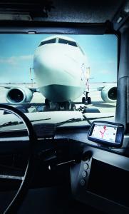 Das Fahrassistenzsystem Airport Protection System APS von SICK warnt bei Pushback-, Umschlepp- und Werftschleppvorgängen mit Flugzeugschleppern den Fahrer vor Kollisionsgefahren und ermöglicht es dem Flughafenbetreiber, Reparatur- und Stillstandskosten zu vermeiden.