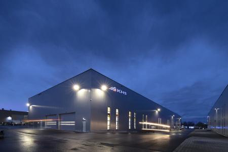 With its new production shop KHS is increasing its production capacities. In an area measuring 4,300 square meters the systems supplier has now merged the relevant technology for container and pack conveyors.