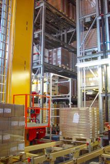 Die Ein- und Auslagerung der Paletten übernehmen bei Blum Regalbediengeräte von Dematic. (Foto: Blum)