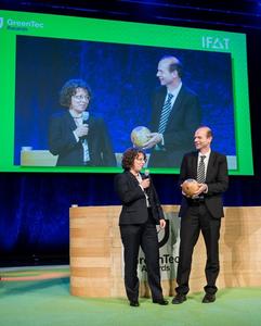 Projektleiterin Dr. Carla Recker von Continental und Prof. Dr. Dirk Prüfer vom Fraunhofer Institut nehmen den "GreenTec Award 2014" entgegen.