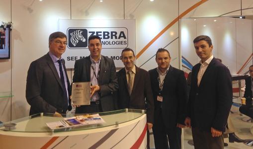 Die Übergabe des Zebra Awards von links nach rechts: Alain Lecuivre, Regional Director DC/POS France & Iberia, Carlos Da Nobrega, Account Manager France & North Afrika from Zebra Technologies Europe Limited, Joaquim Roque, Sales Director France, Sergio Patiño, Head of DC/POS Spain, und Luis Martins, Head of DC/POS Portugal.