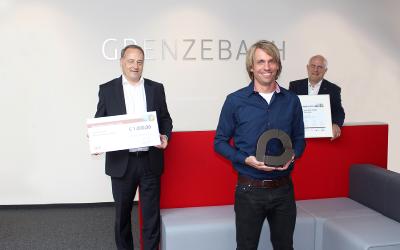 Michael Offner, Vertriebsleiter Süddeutschland bei der igus GmbH, überreicht den igus vector Award an Alexander Feineis, Entwicklungsingenieur und Christian Herfert, Head of Friction Stir Welding Technology bei Grenzebach (v.l.n.r.)