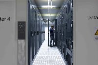 Eine Zutrittskontrolle mit Zwei-Faktor-Authentifzierung für den physischen Schutz von Rechenzentren erfolgt hier mit Handvenenerkennung.