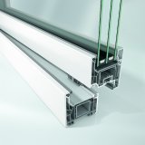 Das neue Schüco Kunststoffsystem Schüco FocuIng überzeugt mit einer modernen Optik, hohem Rezyklat-Anteil und hervorragenden Wärmedämmwerten.