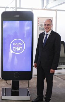 Innenminister Peter Beuth stellt HePolChat vor.jpg