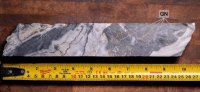 Abbildung 1 – Kernschnitt aus Bohrloch SP-26-009, 162,7 bis 163,0 m, innerhalb des mineralisierten Abschnitts von 156,5 bis 164,0 m. Bleiglanz (GN) mit Pyrit in einer Aderbrekzie, eingebettet in Marmor. Bohrlochabschnitt; tatsächliche Mächtigkeit noch nicht bekannt. Untersuchungsergebnisse stehen noch aus.