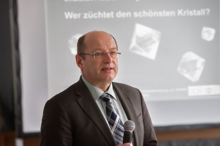 Pressebild_FraunhoferIISB_Kristallwettbewerb-2015_Dr-Jochen-Friedrich_20x30cm-300dpi.jpg