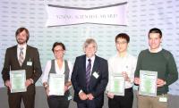 (v.l.n.r.): Preisträger Johannes Walter (GER), Johann Lacava (CH), Jurypräsident Prof. Dr. D. Lerche (GER), Michel Vong (CH), Preisträger Samuel J. Skinner (AUS)