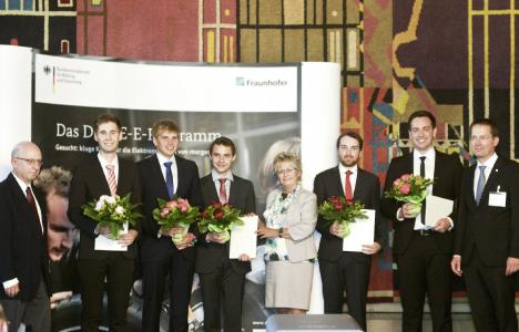 Gleich fünf Nachwuchswissenschaftler durften sich in diesem Jahr über einen DRIVE-E-Studienpreis für ihre eingereichten Arbeiten rund um die Elektromobilität freuen. Sie erhielten die Auszeichnung in der "Dornse" des Braunschweiger Altstadtrathauses. In der Kategorie der Projekt- beziehungsweise Bachelorarbeiten erreichte Tino Megner, Student des SHARE am KIT (Dritter von rechts), den mit 4.000 Euro dotierten ersten Platz (Bild: DRIVE-E/Isabell Massel)