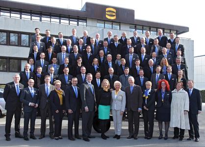 The participants at the HARTING Technology Group’s International Management Meeting (IMM) in front of the main building at plant 1 in Espelkamp