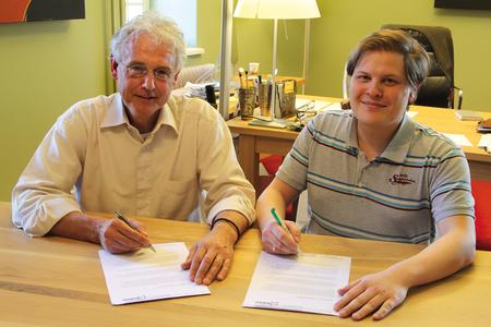 Benedikt Sauter und Don Akkermans unterzeichnen Kooperationsvertrag.