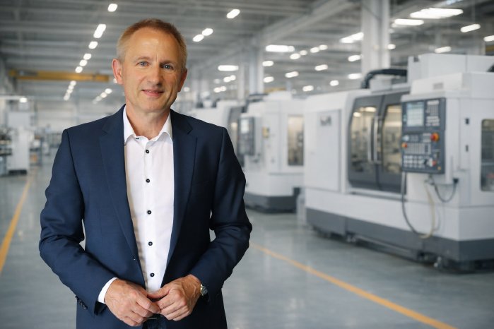 Dr. Ronald Hepper, CNC Fertigungshalle.png