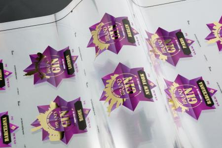 Web-fed labels finished with variable designs using Kurz DM-Liner UV-Ink technology
