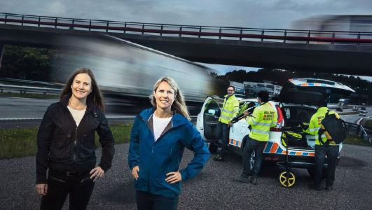 Jedes Jahr kommen weltweit 1,35 Millionen Menschen im Straßenverkehr ums Leben. "Wir arbeiten für die Sicherheit aller Verkehrsteilnehmer, sowohl innerhalb als auch außerhalb unserer Fahrzeuge. Unsere Vision ist absolute Unfallfreiheit. Dazu gibt es keine Alternative", erklärt Anna Theander, Leiterin des Unfallforschungsteams (rechts), die hier zusammen mit Anna Wrige Berling zu sehen ist, Leiterin Verkehrs- und Produktsicherheit bei Volvo Trucks (links)