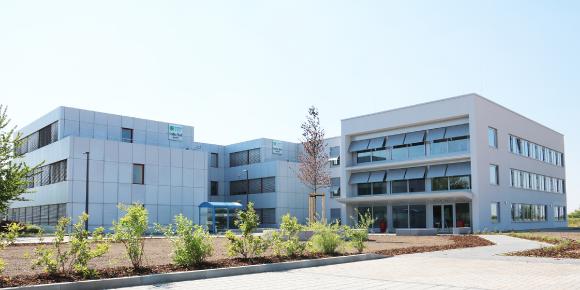 Das neu gebaute Büro- und Technologiegebäude (rechter vorderer Teil) erweitert das Bestandsgebäude um 848 qm Büro- und Veranstaltungsfläche mit 55 Arbeitsplätzen.