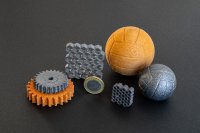 Demonstratorbaujobs (holzfarbenen Bauteile) sowie die daraus entstandenen SiC-Keramiken nach der Silizierung (silberfarbene Bauteile). / Foto: Luca Hoffmannbeck, SKZ