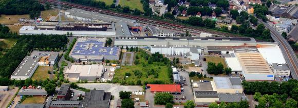 Mit weltweit ca. 1.700 Beschäftigten stellt der Elektrobandspezialist den Kernwerkstoff der Energiewende her (hier das Werk in Gelsenkirchen). Für sein modernes Produktionsnetzwerk, sein kundenzentriertes Geschäftsmodell und vor allem seinen Veränderungsprozess wurde das Unternehmen mit dem Ludwig-Erhard-Preis (auch bekannt als "Deutscher Excellence-Preis") ausgezeichnet.