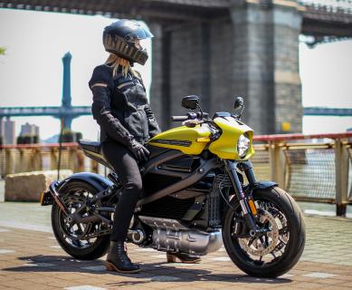 Das Harley-Davidson LiveWire ist ein Elektro-Motorrad mit dynamischem Fahrerlebnis.
Um die Ziele in punkto Reichweite, Beschleunigung und Handling zu erreichen, wurde die Energiekapazität des Fahrzeugs um 90 % erhöht, und dabei gleichzeitig das Verhältnis von Energiekapazität zur Fahrzeugmasse um 60 % verbessert. Die Karosserie-Steifigkeit wurde um 143 % und 97 % in den beiden Hauptrichtungen erhöht, wobei die Rolling Chassis Masse um 2,3 kg reduziert wurde.